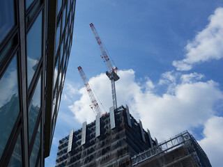 名古屋市の都心の高層ビルの建設現場の風景