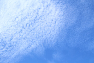 Obraz premium Blue-sky copy-space sky background with blue abstract outdoor view, white cloud summer day afternoon. Copy space