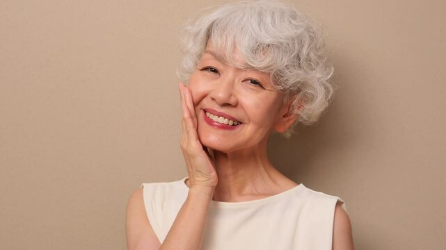 スキンケア　フェイシャルケアイメージ　シニア女性