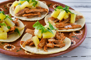 メキシコの伝統的なタコス　タコス・アル・パストール　（タコスアルパストール, タコス　アル パストール） コピースペースあり　Mexican traditional tacos, Tacos al pastor, copy space available