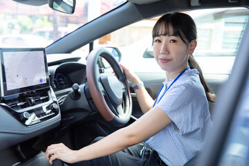 シフトレバーを操作する女性
A woman operating a shift lever