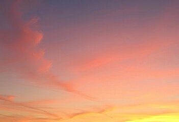 Obraz premium Colorful gradient sky with soft, wispy clouds at sunset or sunrise