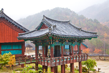 Obraz premium Temple at Seoraksan national park, South Korea.