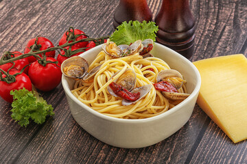 Pasta with vongole and tomato