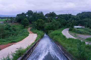 フィリピンの田舎町の水路