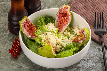 Salad with fig and sheep cheese