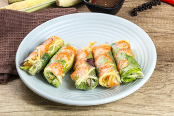 Vietnamese spring roll with prawn and mango
