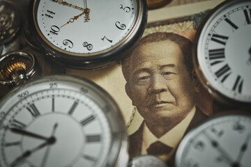 懐中時計と渋沢栄一の紙幣