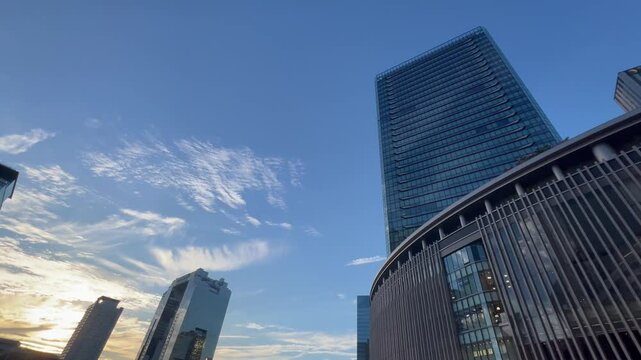 梅田　梅北広場　夕暮れ　大阪　日本