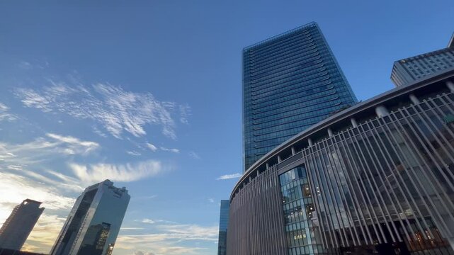 梅田　梅北広場　夕暮れ　大阪　日本