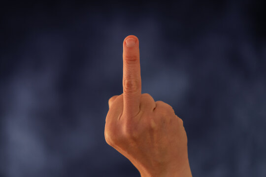 Ausgestreckter Mittelfinger