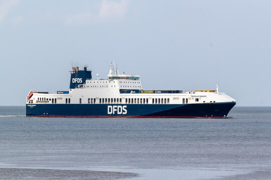 The Ro-Ro cargo ship Magnolia Seaways sails past Cuxhaven