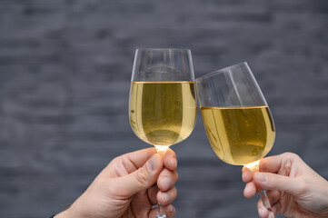 Dwa kieliszki z szampanem, wznosić toast w Nowy Rok © Paweł Kacperek