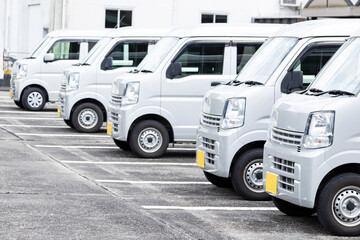 駐車場に並ぶ軽自動車