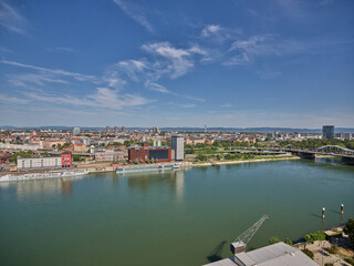 Blick auf den Rhein zwischen Ludwigshafen und Mannheim