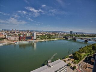 Blick auf den Rhein zwischen Ludwigshafen und Mannheim