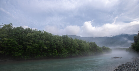 朝もやの梓川　上高地