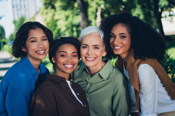 Photo portrait of happy multi generational women cheerful smile together multiracial friends outdoor city park