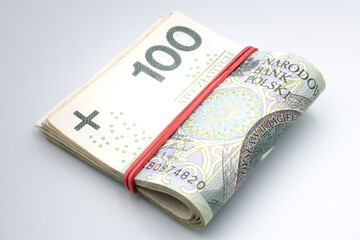 Pieniądze, Polskie złotówki, banknoty spięte gumką.