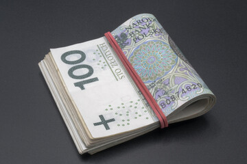 Pieniądze, Polskie złotówki, banknoty spięte gumką.
