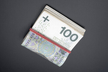 Pieniądze, Polskie złotówki, banknoty spięte gumką.