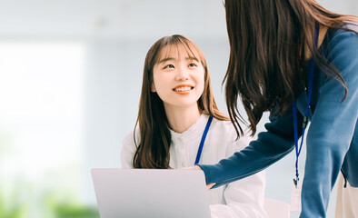 笑顔で話す2人の日本人ビジネスウーマン