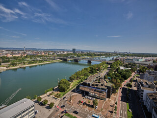 Blick auf den Rhein zwischen Ludwigshafen und Mannheim