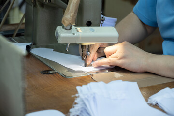 日本の伝統工芸の足袋をつくっている職人の手元