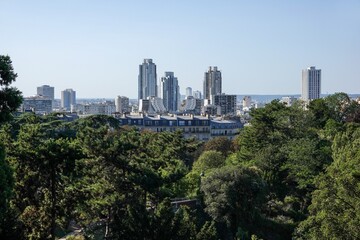 Vue aérienne sur un paysage urbain et d'un parc une après-midi d'été