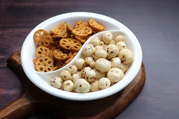 Crispy lotus stem chips and roasted makhana, perfectly spiced and golden brown, offer a delightful crunch and unique flavor. Ideal for healthy snacking or as a gourmet appetizer. kurkuri Kamal kakdi. 