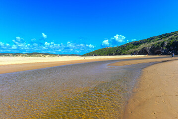 Fluss Ribeira de Aljezur im M&uuml;ndungsgebiet bei Aljezur, Algarve (Portugal)