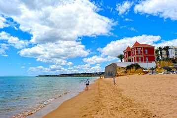 Badestrand in Arma&ccedil;&atilde;o de P&ecirc;ra, Algarve (Portugal)