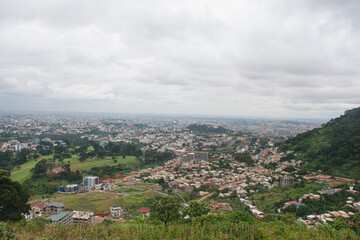 Obraz premium view of Yaounde city with a lot of houses on the hill