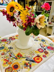 Vaso e fiori finti decorativi in una semplice casa privata