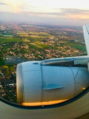Aereo in discesa sull&rsquo;aeroporto di Fiumicino a Roma, Italia durante il tramonto