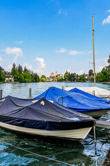 Obraz premium Thun, Thunersee, Boote, Schloss, Stadtkirche, Schlossberg, Obere Schleuse, Aarequai, Holzbrücke, Schifffahrt, Wanderweg, Stadt, Altstadt, Berner Oberland, Sommer, Schweiz