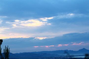 nubes coloridos en atardecer 