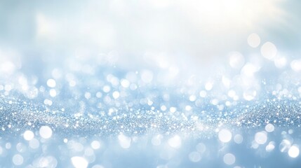 Fototapeta premium Rozmyte, jasnoniebieskie, brokatowe tło z delikatnymi drobinkami i miejscem na tekst pośrodku. Idealne do zimowych lub świeżych, uspokajających aranżacji.