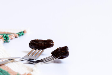 Two crossed forks with date on a white background