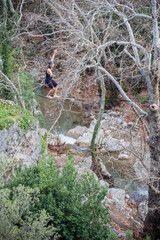 Obraz premium A tightrope walker walks along a cable stretched over a canyon.
