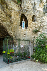 Naklejka premium Réplique de la grotte de Lourdes à l'abbaye d'Aiguebelle dans la Drôme.