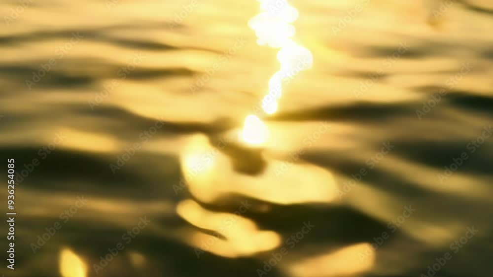 Poster sunlight reflecting in moving water creating abstract shapes and glowing bokeh. perfect for backgrou