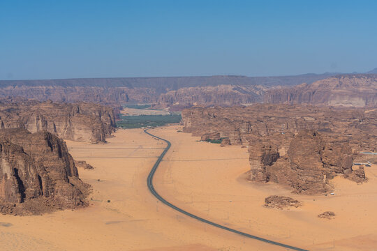 Einzelne Stra&szlig;e im W&uuml;stenland AlUla Medina Saudi-Arabien zwischen Felsen und Felsformationen aus der Luft