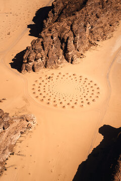 Kunstwerk Desert X aus der Luft aufgenommen im W&uuml;stenland AlUla Medina Saudi-Arabien