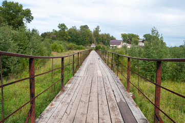 Obraz premium Long wooden footbridge across the ravine, Totma, Vologda region, Russia