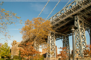 Puente Williamsburg desde el parque río Este, NYC. Fotografía tomada desde el lado sur desde...