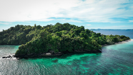 Obraz premium Aerial view of Nosy Tanikely island showcasing its lush greenery and tranquil waters in Madagascar's coastal region
