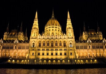 Naklejka premium hungarian parliament budapest at night
