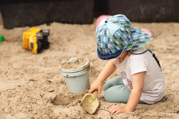 Spielendes Kind in dem Sandkasten
