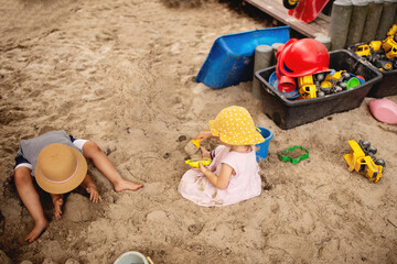 Spielende Kinder im Sandkasten. 
